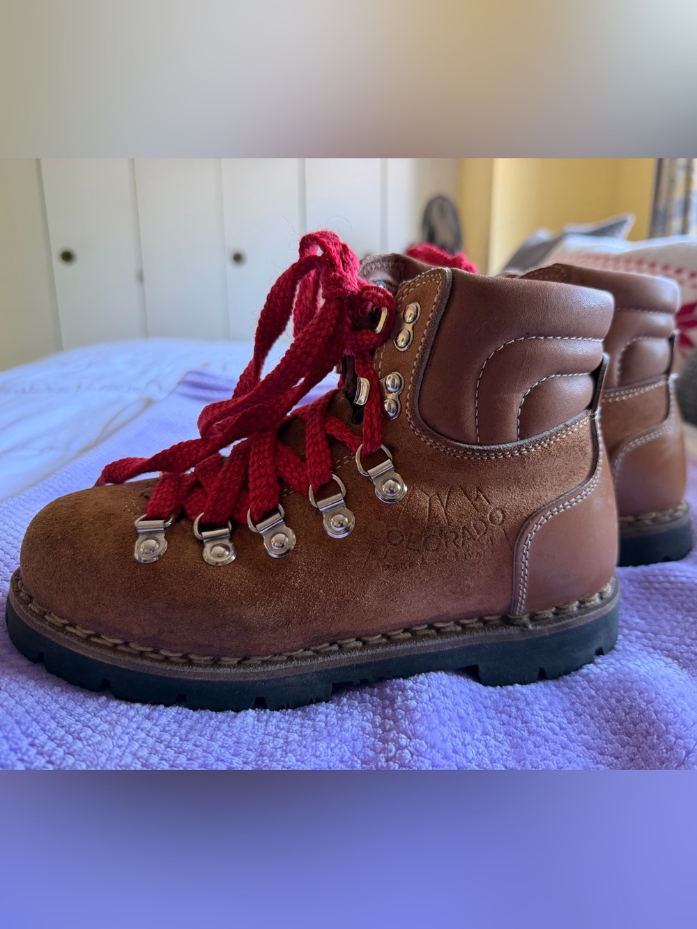 Men’s Kinney  Suede Hiking Boot with Red Laces size 5